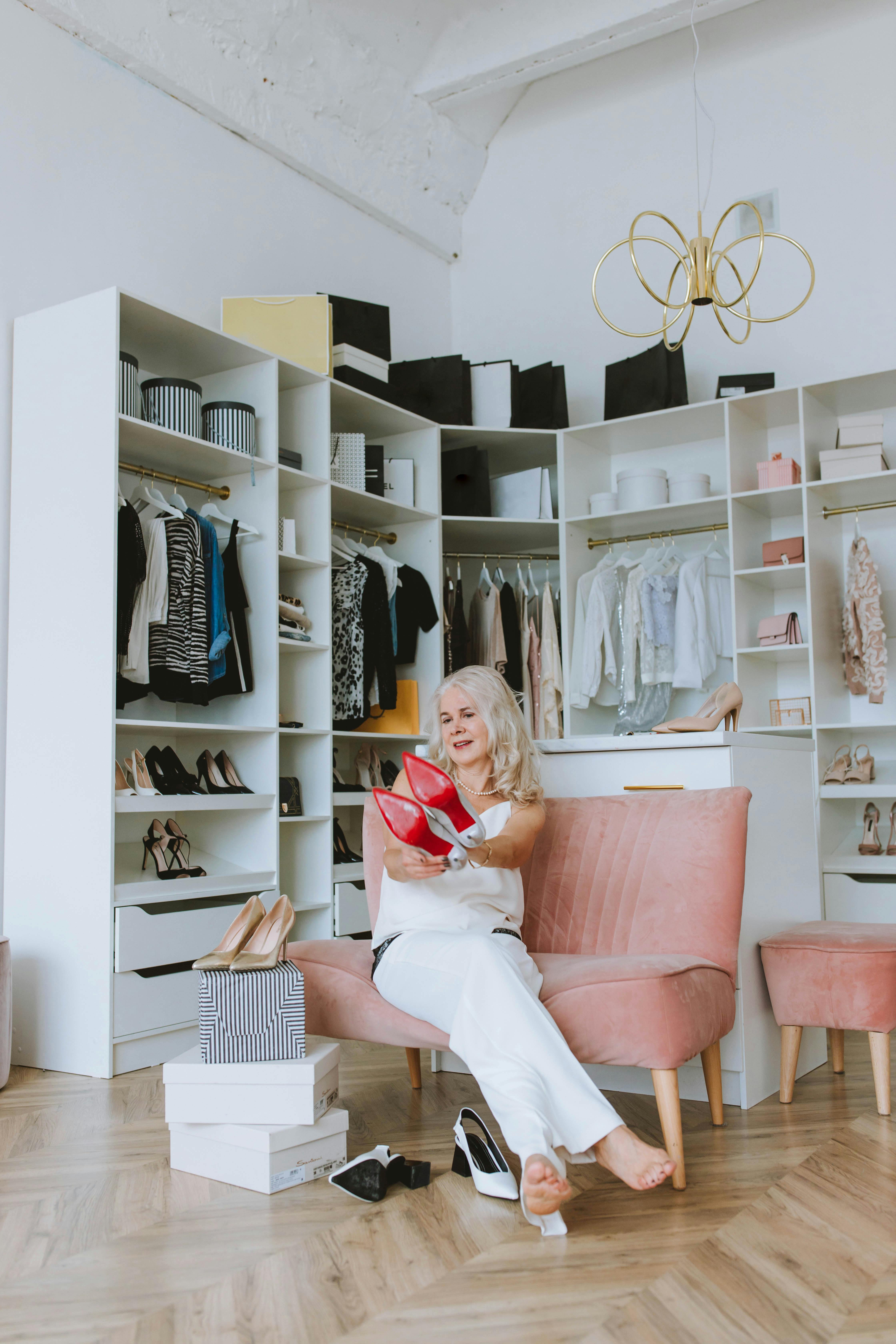 Vitrine elegante d'une boutique de luxe avec un eclairage chaleureux